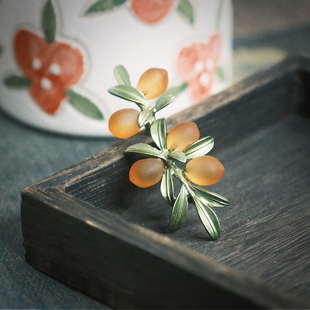 祝福礼品 橙子别针～心想事橙 饰品礼物 西装 精美 文艺琉璃胸针