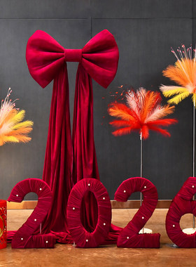 2026新年装饰公司年会新年丝绒红色商场过年氛围感橱窗背景墙布置