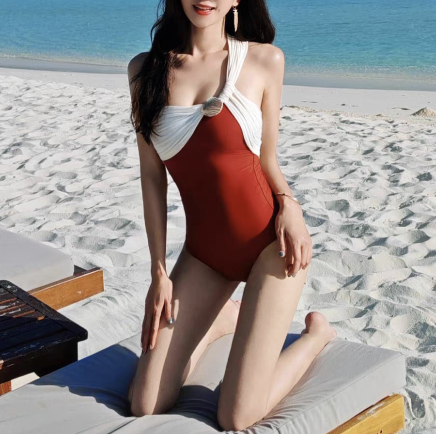 希腊复古红色贝壳金属法式斜肩撞色三角连体显瘦温泉度假游泳衣女