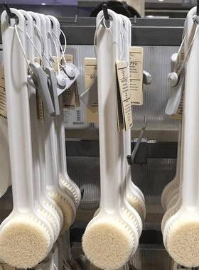 Bathing brush rubbing back does not ask for help long