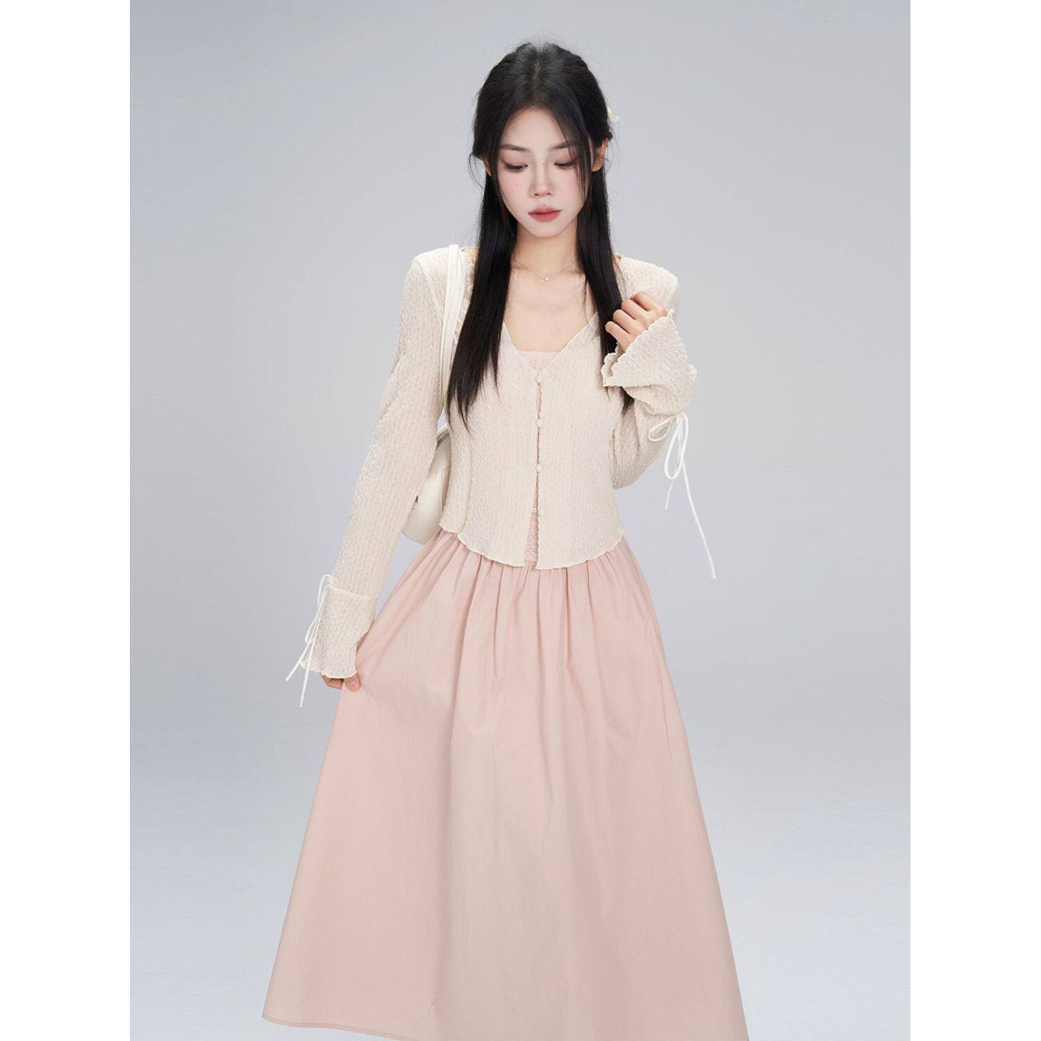 春季新款粉色吊带裙+杏色罩衫甜美简约时尚气质显瘦百搭套装