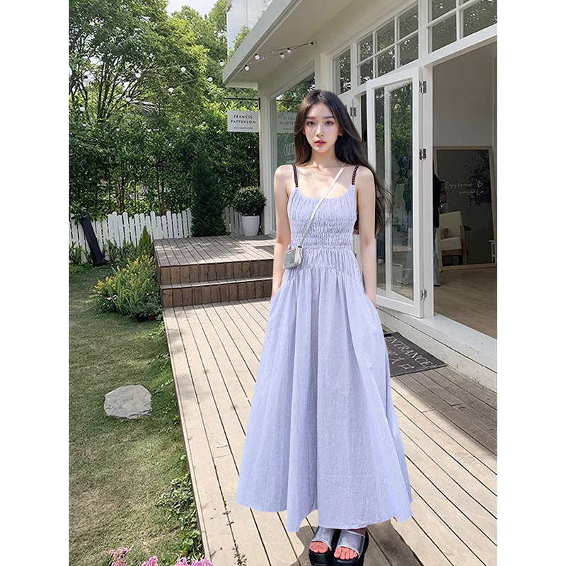 新款小个子法式独特吊带连衣裙子女夏秋海边度假气质收腰长裙