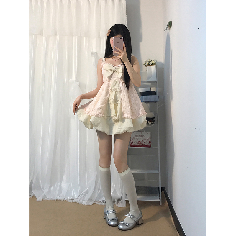 2025夏季新款杏色小披肩+碎花花苞吊带连衣裙+白色泡泡短裤三件套