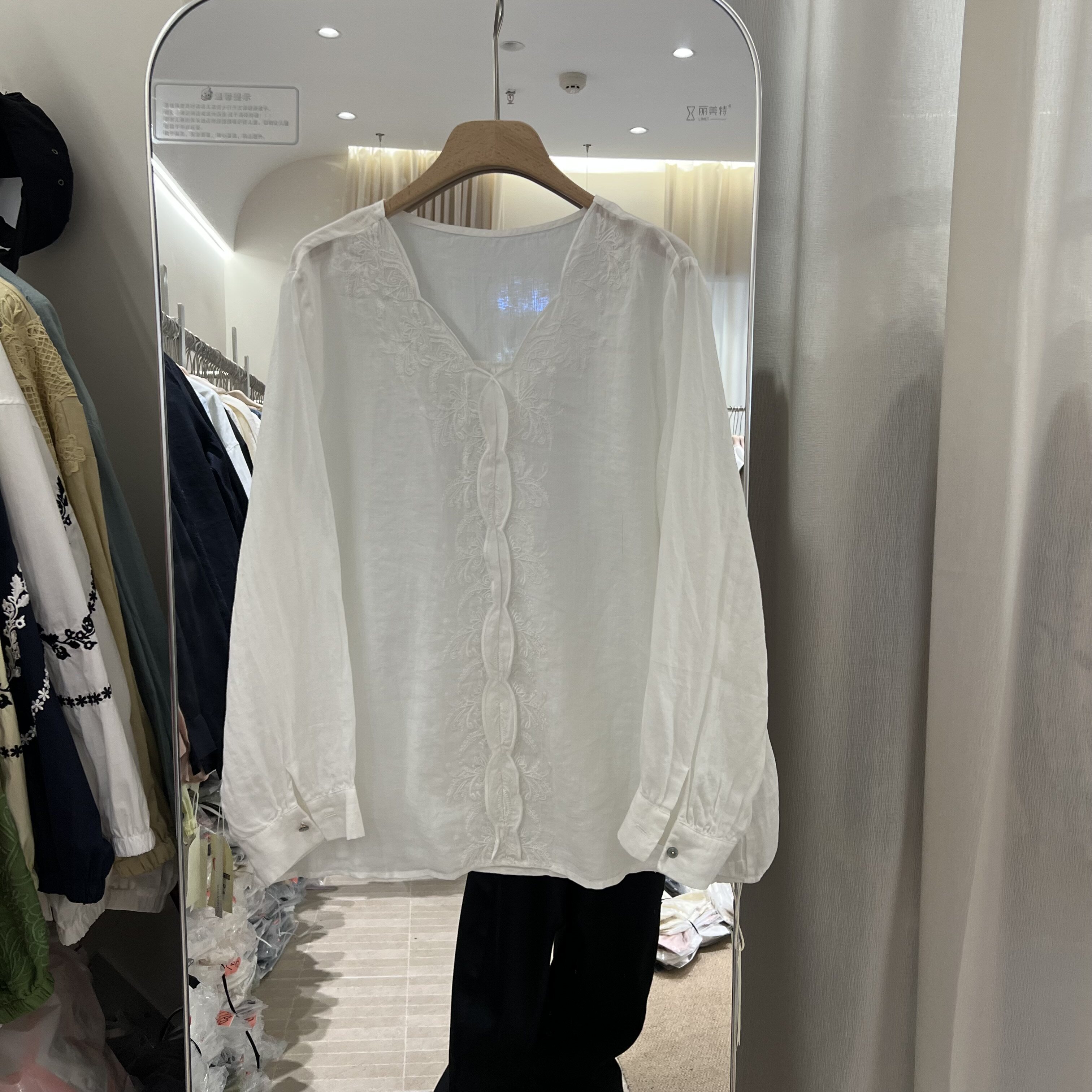 2026春夏新款宽松休闲V领刺绣木耳边苎麻长袖衬衫女薄款透气上衣