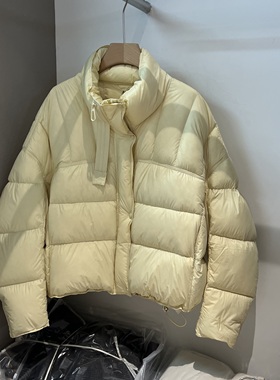 868009冬季设计感弯刀袖立领泡芙羽绒服女短款90白鸭绒面包服外套