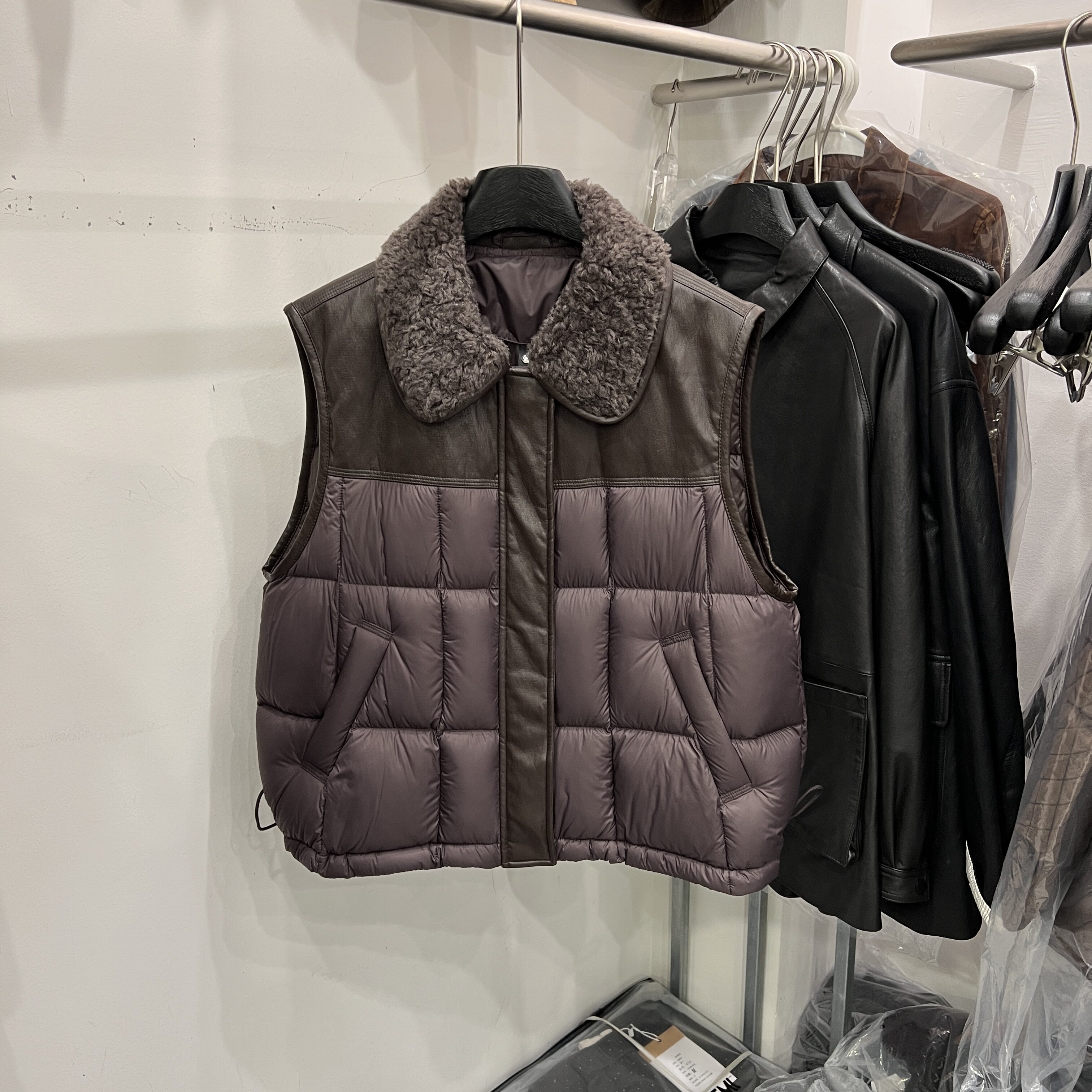 2026冬季新款设计感羊羔毛翻领羽绒服马甲女PU皮拼接90白鸭绒外套