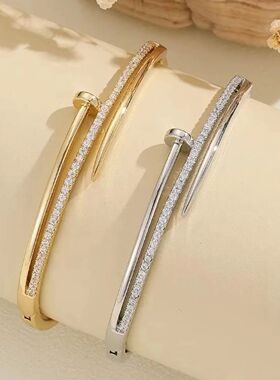 A Copper Inlaid Zircon Series Bracelet With A Sweet, Romanti