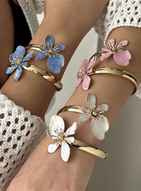 New Creative Exaggerated Bracelet Metal Hollow Out Big Flowe
