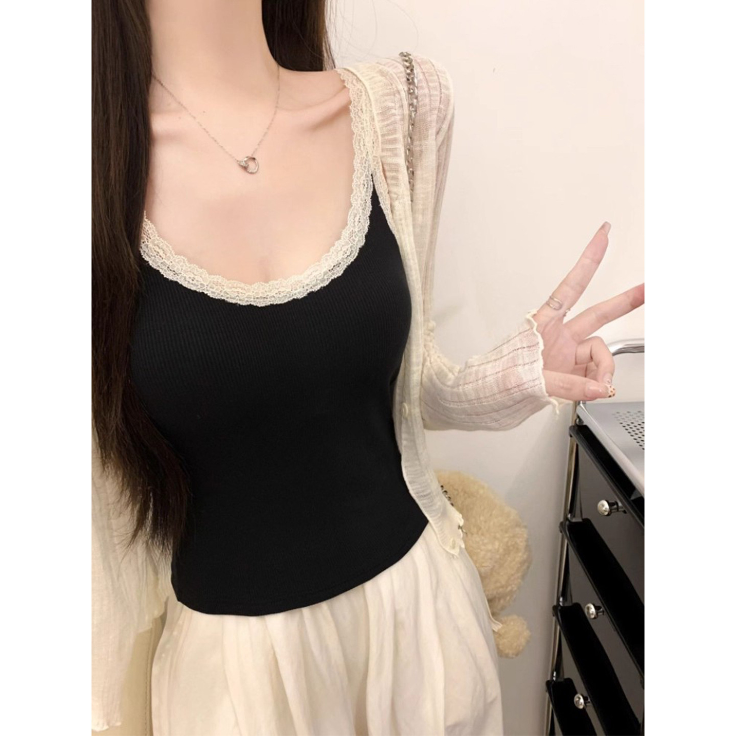 蕾丝拼接磨毛保暖小吊带背心女秋冬内搭无袖带胸垫高级感打底上衣