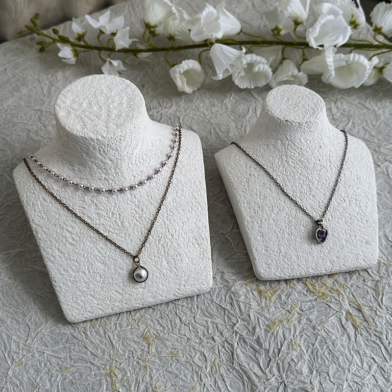 自然白色石膏项链陈列架图片