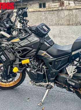 适用摩托车挂载底座油箱马甲无极CU525 闪600 TR300 CM300通用防