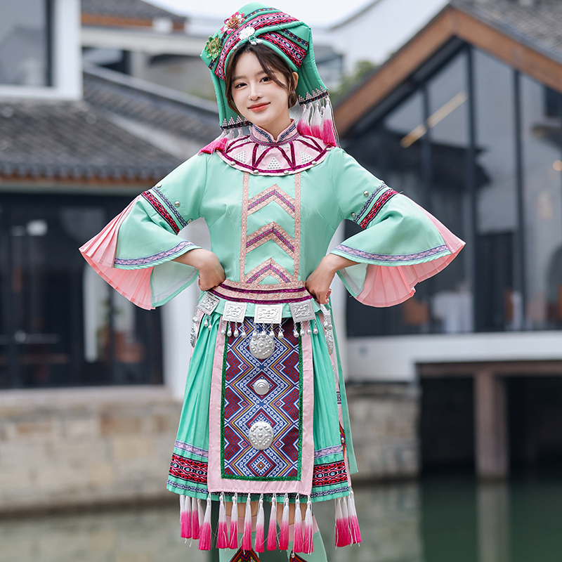 绿色壮族服装演出服贵州苗族刺绣