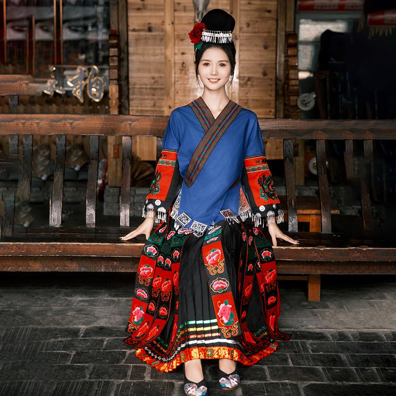 新款刺绣演出服装少数民族服装