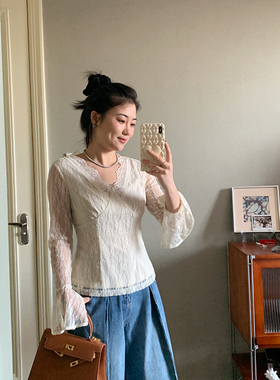 【现货款】花总吖 春款温柔喇叭袖蕾丝衫设计感V领显瘦时尚长袖女