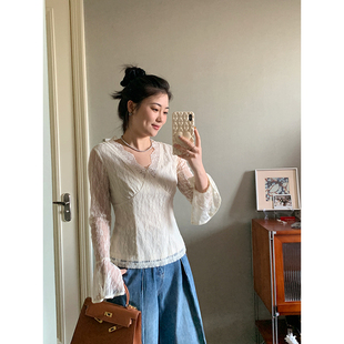 【现货款】花总吖 春款温柔喇叭袖蕾丝衫设计感V领显瘦时尚长袖女