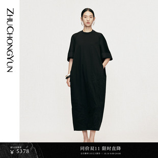 ZHUCHONGYUN2026夏新款黑色立体刺绣圆领半袖花苞廓形连衣裙
