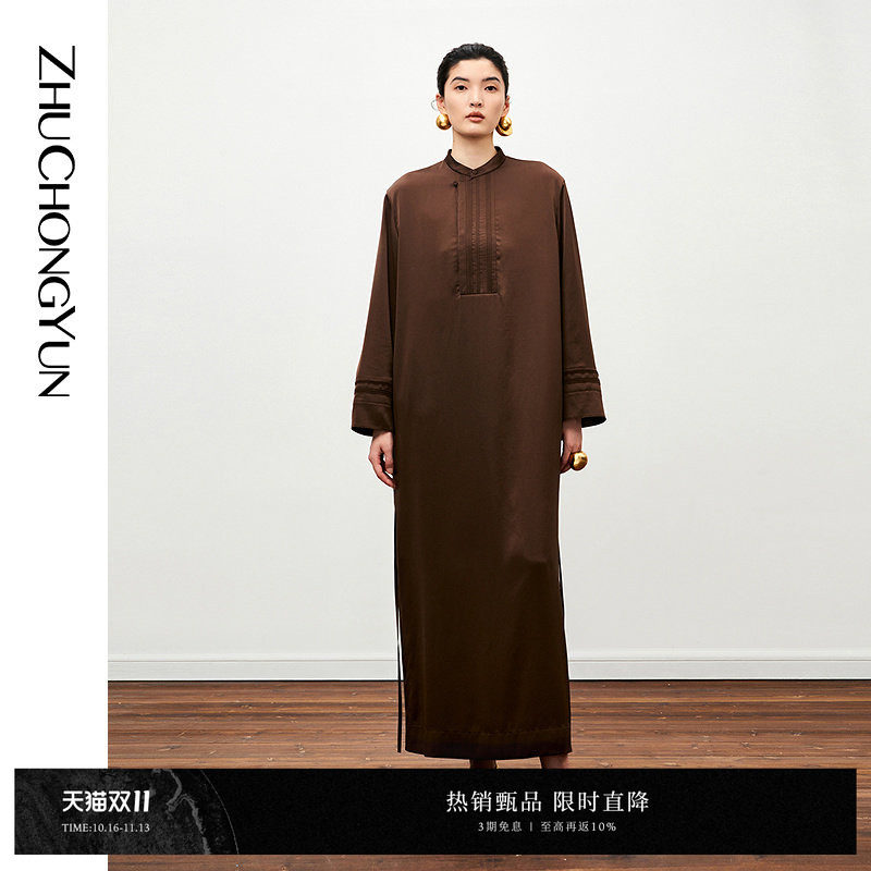 ZHUCHONGYUN冬季褶皱缎面斜门襟配腰带宽松直身连衣裙