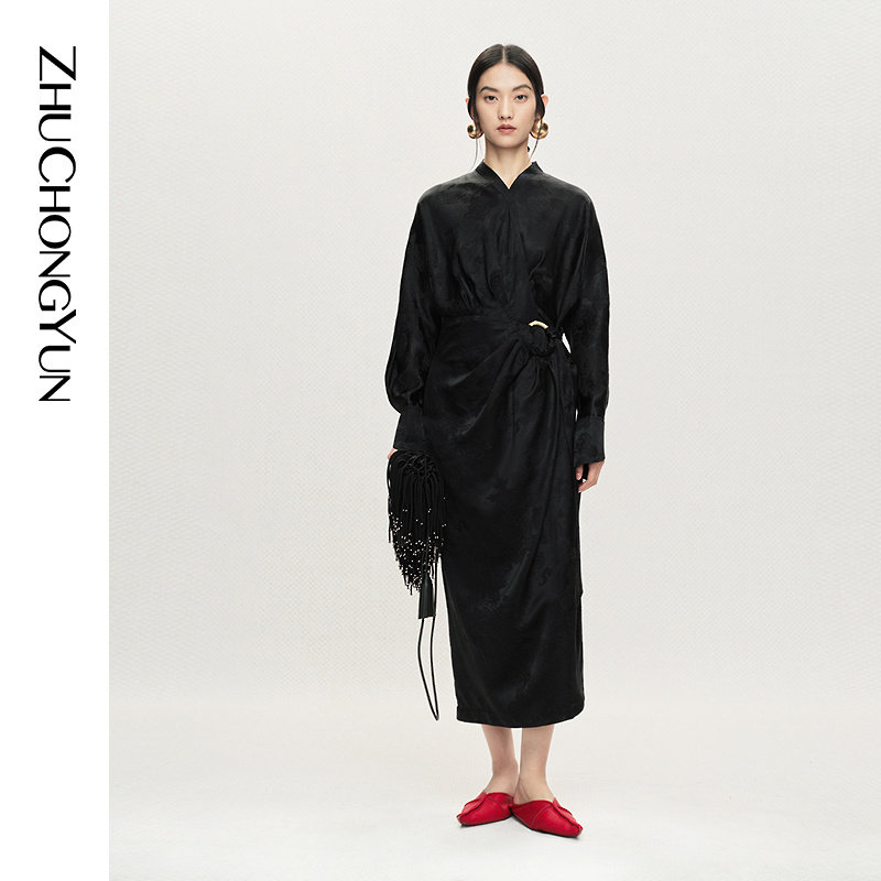 ZHUCHONGYUN2026春新款黑色暗纹酒红色绉纹围裹式褶皱缎面连衣裙