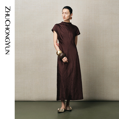 ZHUCHONGYUN2025冬新款东方高领立体剪裁光泽绉纹连衣裙优雅长裙