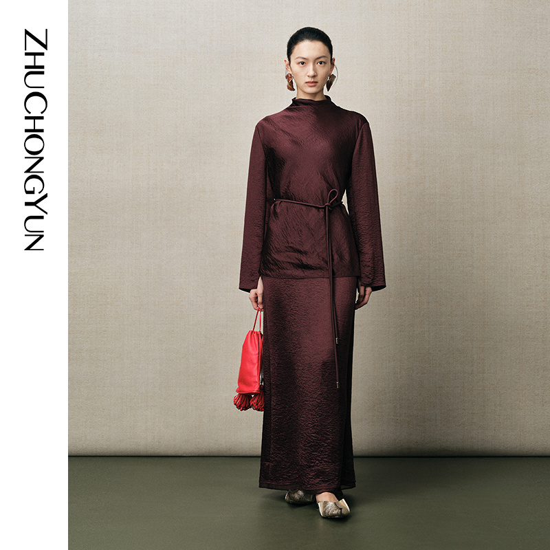 高领上衣，不规则绉纹，复古优雅