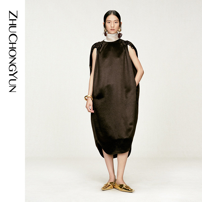 ZHUCHONGYUN2026夏新款光泽醋酸立体褶皱设计廓形连衣裙