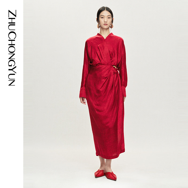 ZHUCHONGYUN2026春新款围裹式褶皱收腰缎面连衣裙