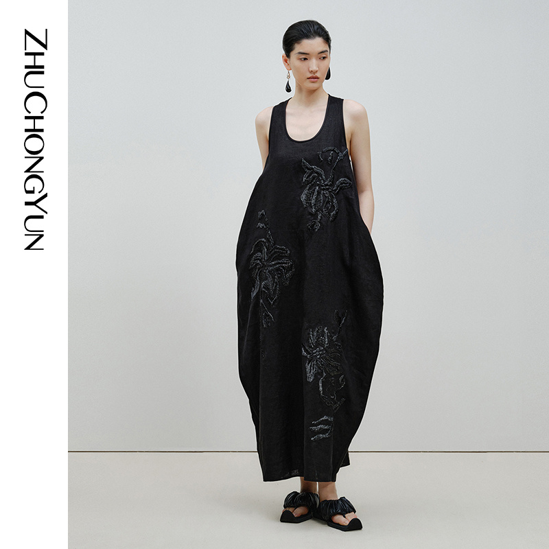 ZHUCHONGYUN夏季黑色东方刺绣花稿无袖深U领宽松连衣裙