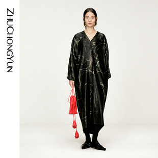 V领长袖 ZHUCHONGYUN2026春新款 宽松东方廓形连衣裙 骏影刻春