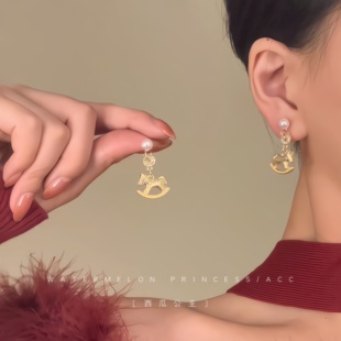 「马上有钱」2026马年本命年耳环女高级感小马珍珠金色生肖马耳饰