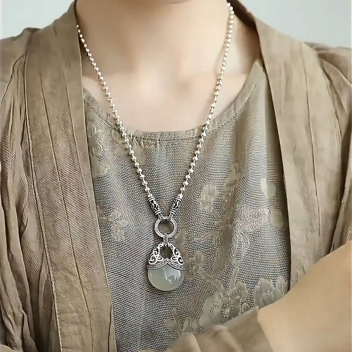 复古银色圆珠链玛瑙钱袋吊坠女新中式唐草纹长款水滴镂空百搭项链