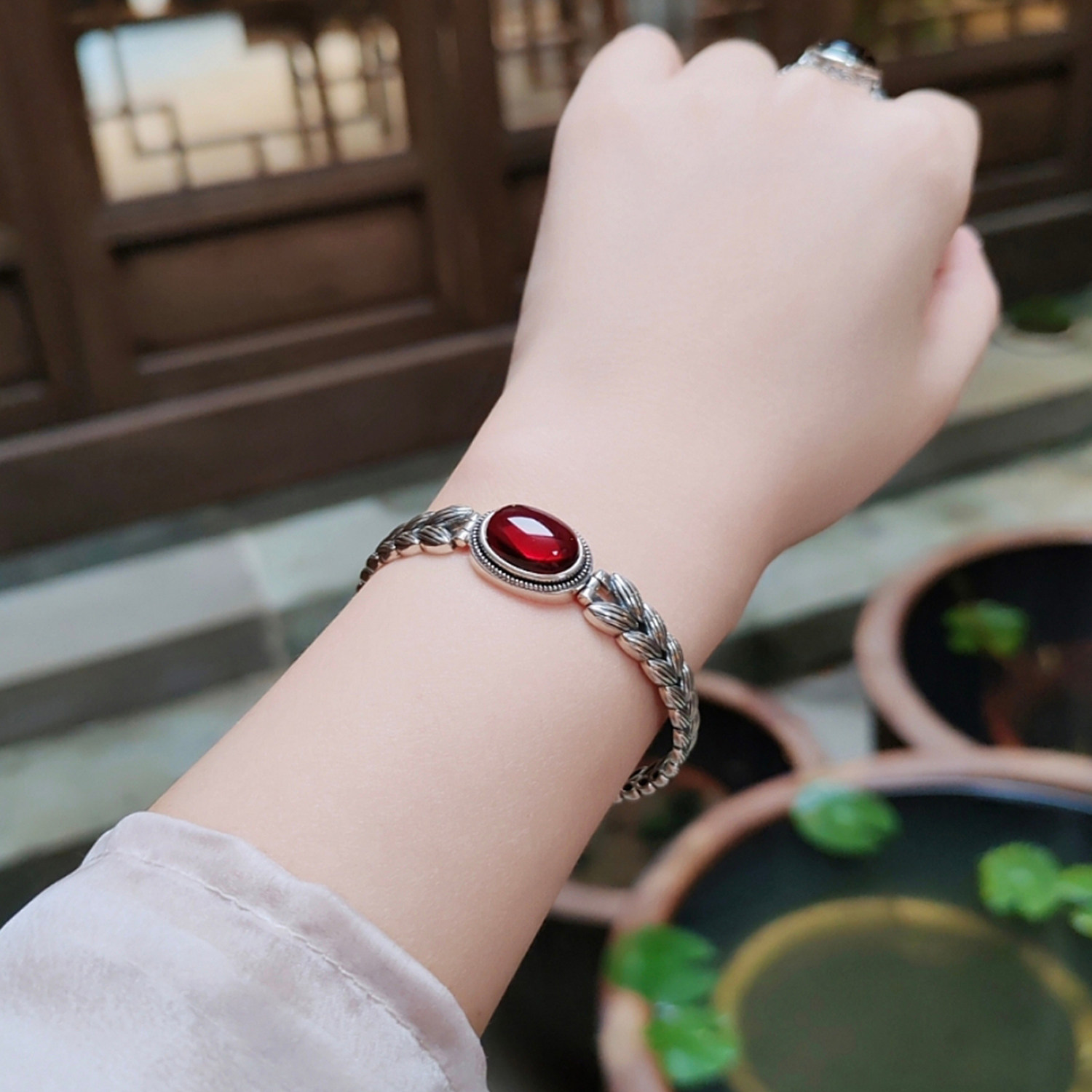 复古做旧血珀编织麻花蛋面手链女新中式民族风气质优雅高级感手镯