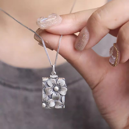 复古国风樱花小方盒吊坠可打开镂空香囊随身佩戴香丸扩香项坠项链