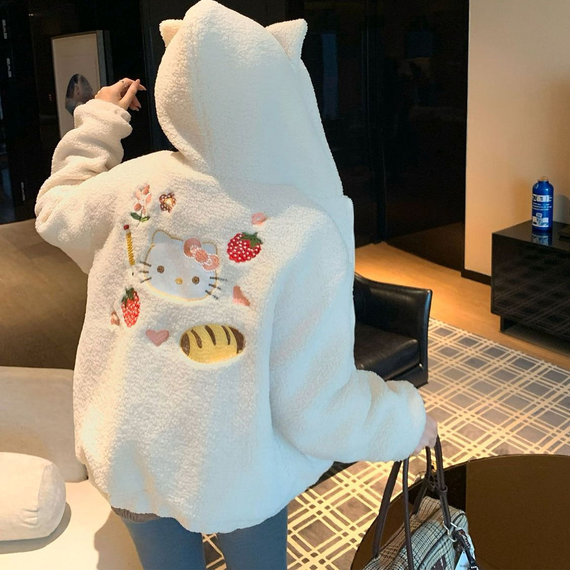 白色羊羔毛短款连帽刺绣外套