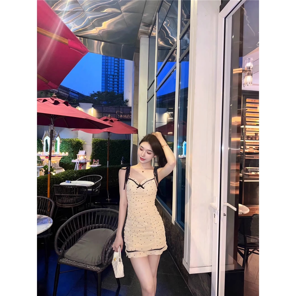 纯欲少女感蝴蝶结系蕾丝吊带波点修身连衣裙夏季新款抽褶皱包臀裙