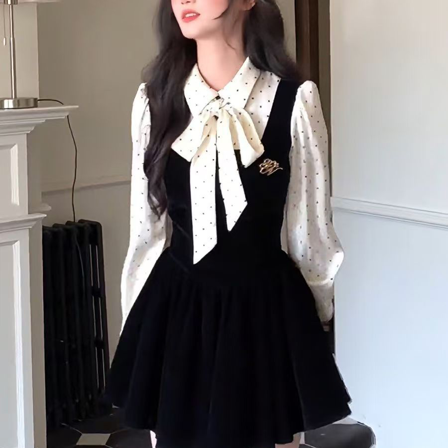 富家千金丝绒连衣裙女秋冬高级感小香风穿搭波点假两件收腰小黑裙
