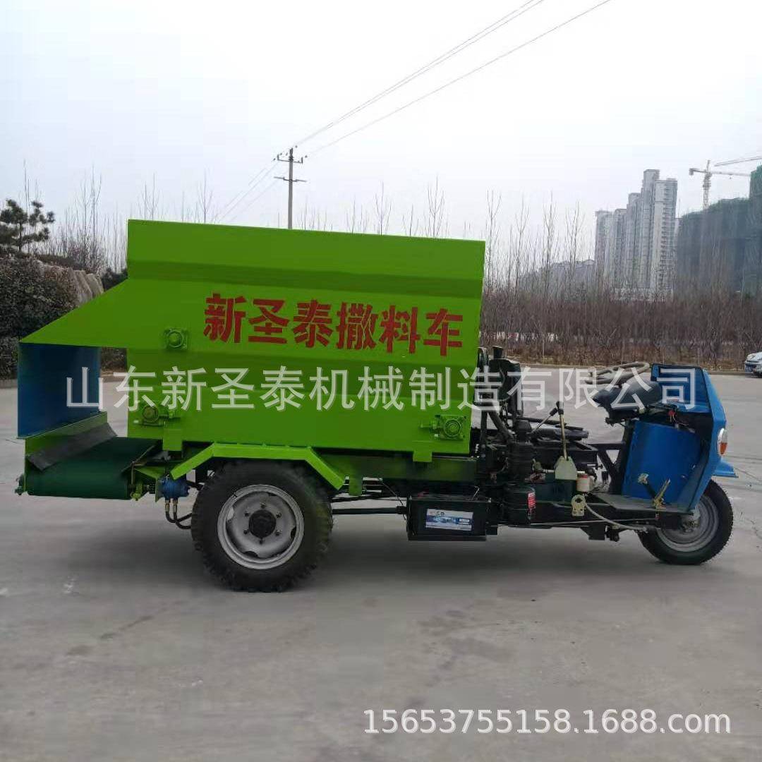 临沂羊场电动撒料车工作视频小型电动3立方三轮撒料车