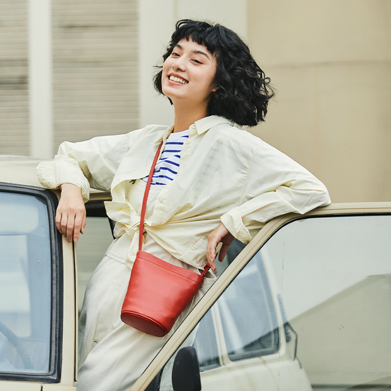 2025新款时尚休闲真皮女包头层牛皮轻便红色小包水桶单肩包女士包