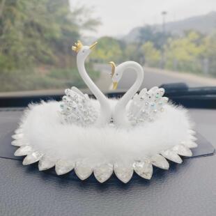 女爆款车内饰汽车摆件天鹅车载中控台羽毛创意高级感网红汽车装饰