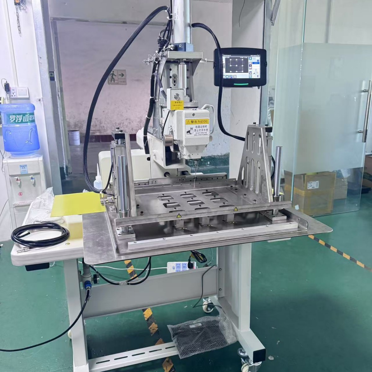 2024新款厚料圆孔坐垫机 靠垫躺椅垫抱枕机 订点打圆机