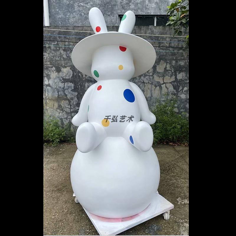 玻璃钢卡通雕塑人物ip定制网红兔子公仔动漫吉祥物大型美陈摆件