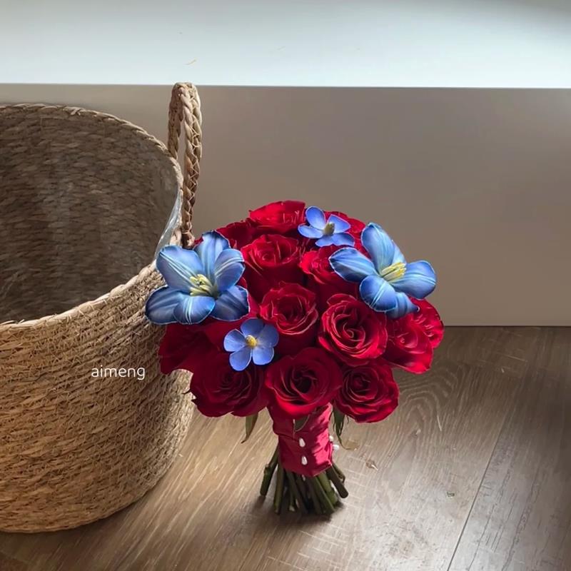 浪漫红色彷真玫瑰手捧花混搭花束香皂花成品礼物送闺蜜百合装饰品