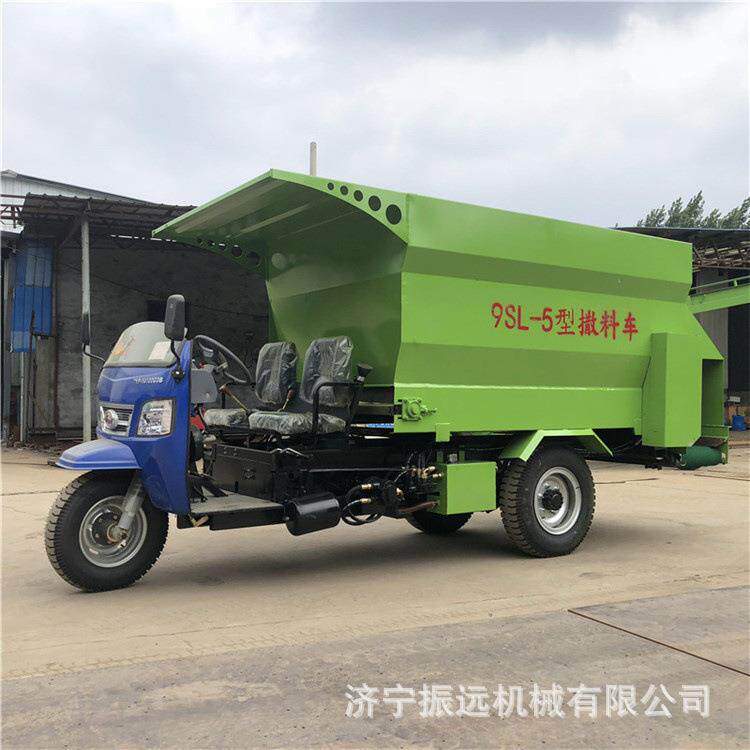 机械化喂养12方四轮撒料车畜牧养殖饲料投草车羊舍自动牧场喂草机