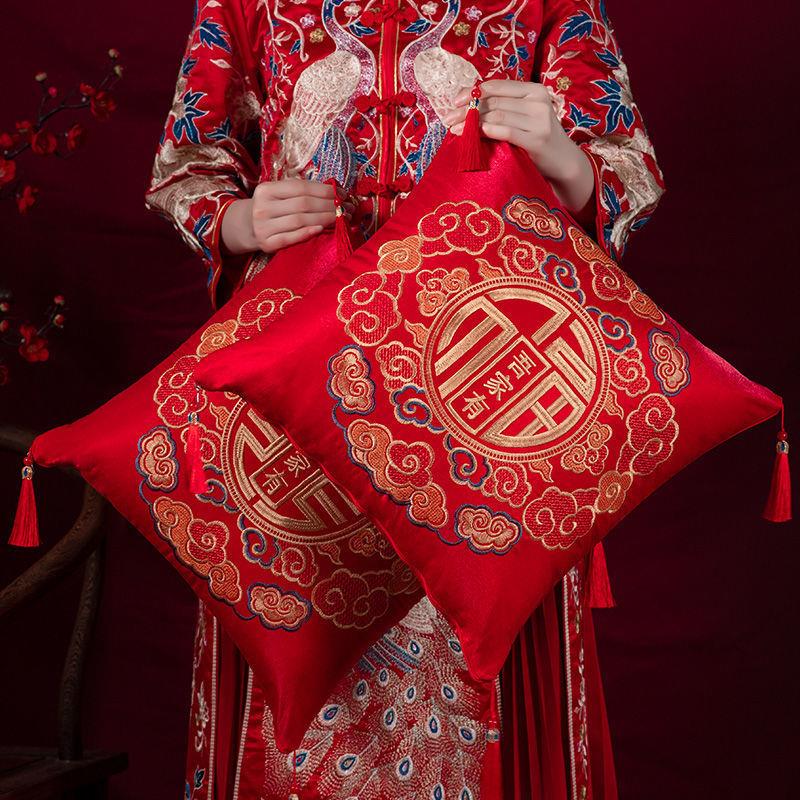 结婚抱枕一对红色喜字沙发靠垫婚庆用品大全婚房婚礼喜庆新婚枕头