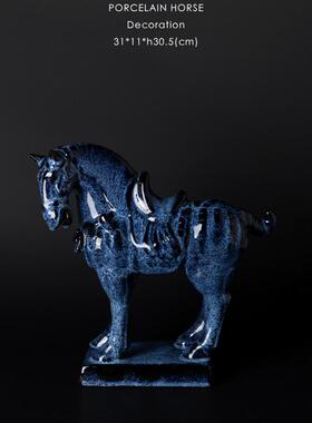 若奈家居东方名瓷蓝唐马窑釉饰寓意丰富。客厅入口