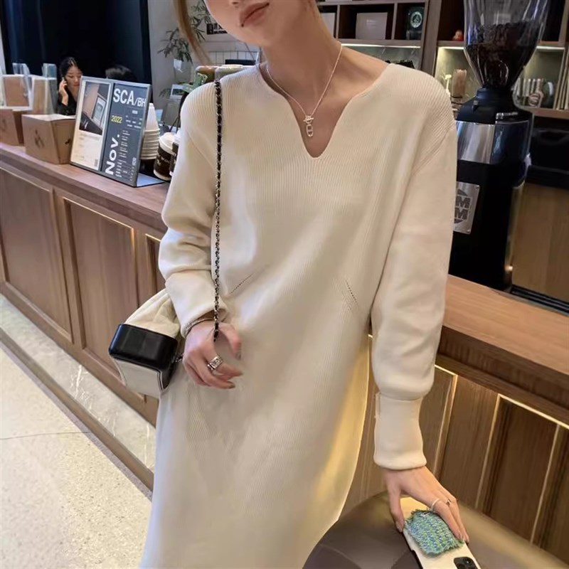 白色中长款过膝包臀毛衣裙2024年新款秋冬内搭v领针织连衣裙子女