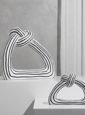 简约现代白色条i纹三角结家居软装饰品售楼处样板房间酒店玄关摆