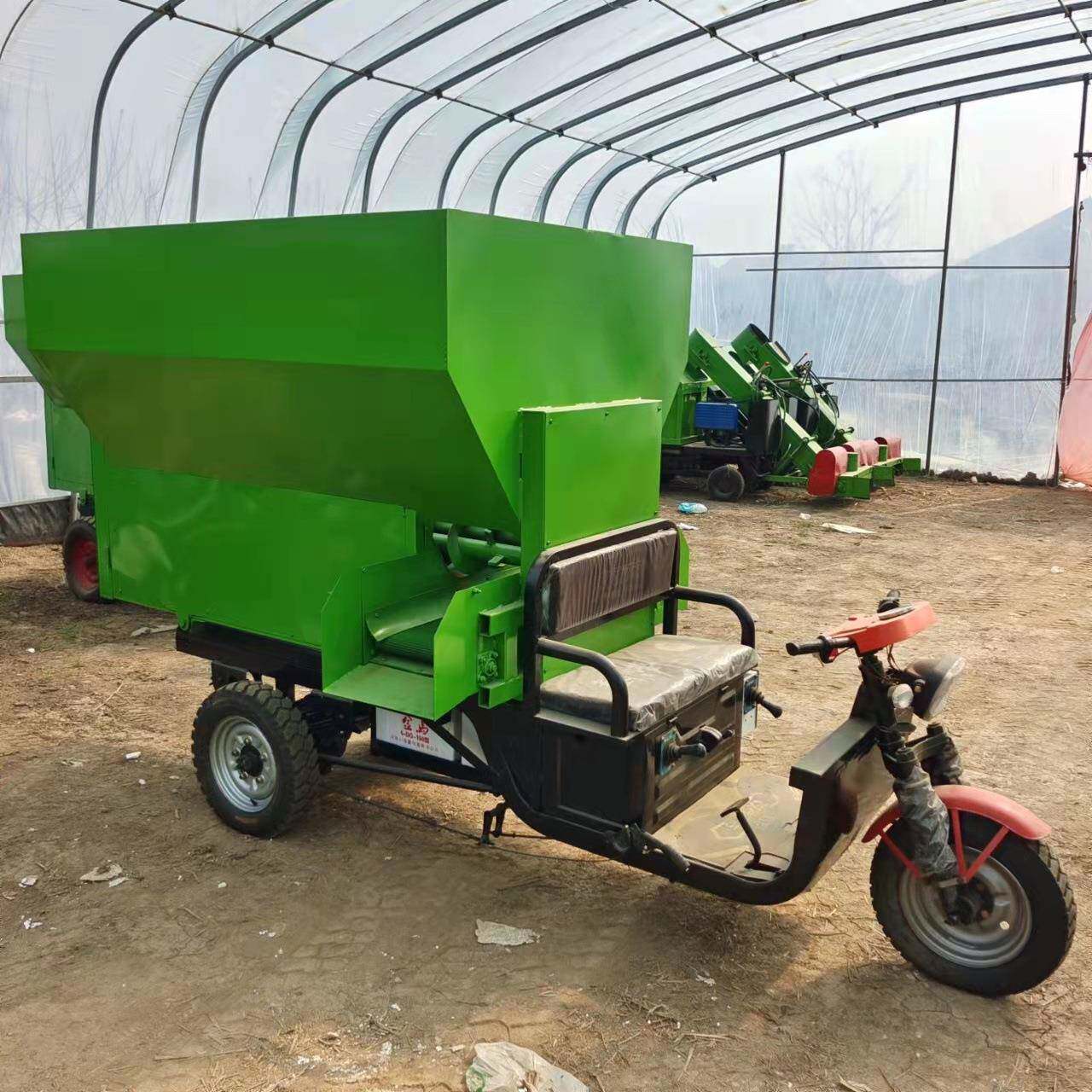 螺旋输送电动喂料车小型电动三轮投料车养殖场牛羊电动撒料车