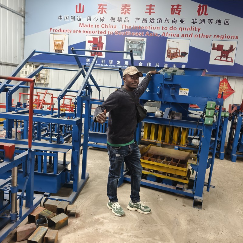 制砖机3-45  4-35汽油机款 H1H2模具可选 广东深圳 出口非洲