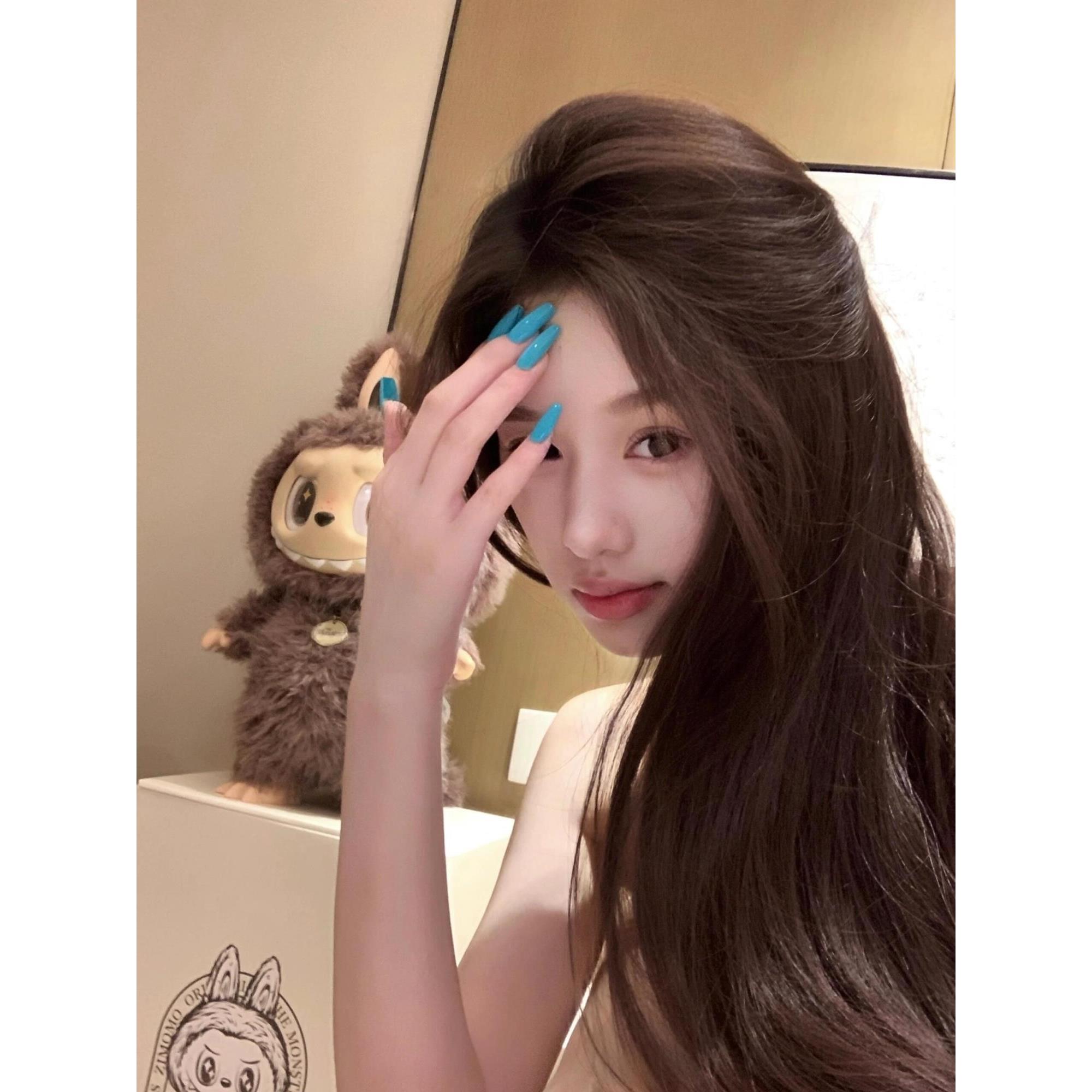 手工穿戴甲2025年新款高级感显白蓝色中长款辣妹纯色美甲贴片可拆