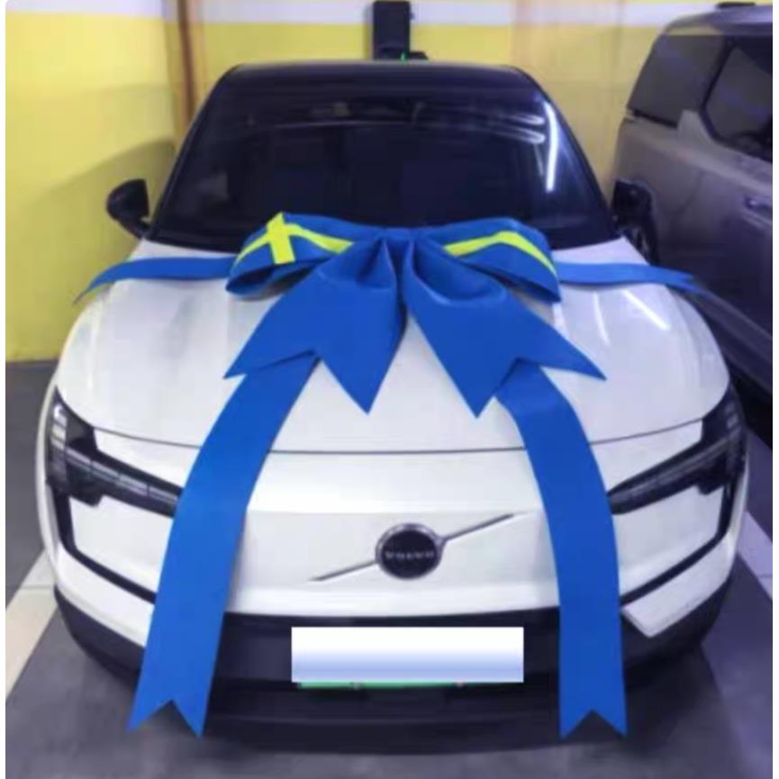 沃尔沃汽车4S店展厅布置展车装饰蓝色超大蝴蝶结新车提车交车仪式